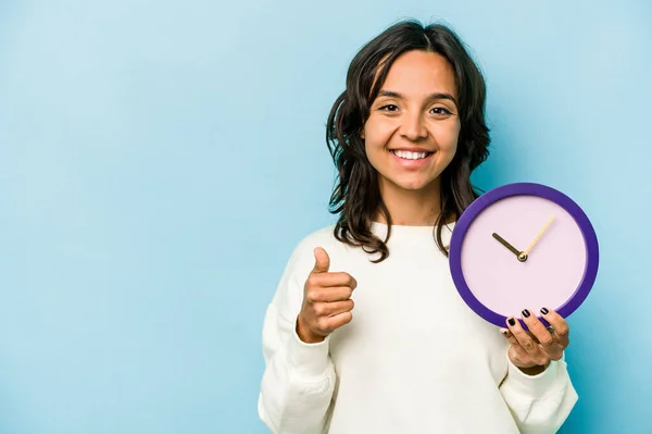 Young Hispanic Woman Holding Clock Isolated Blue Background Smiling Raising — Stok fotoğraf