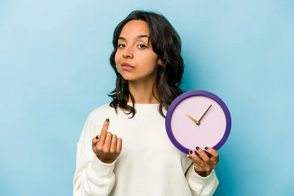 Young Hispanic Woman Holding Clock Isolated Blue Background Pointing Finger — Stockfoto