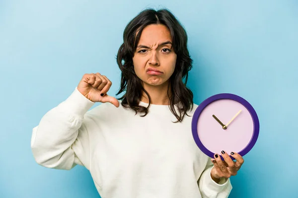 Young Hispanic Woman Holding Clock Isolated Blue Background Showing Dislike — Foto de Stock