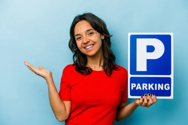Young Hispanic Woman Holding Parking Placard Isolated Blue Background Showing — Stock Photo, Image