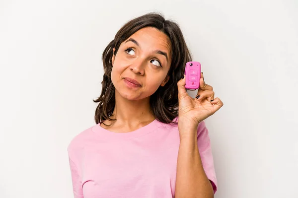 Jonge Spaanse Vrouw Met Autosleutels Geïsoleerd Witte Achtergrond Dromen Van — Stockfoto