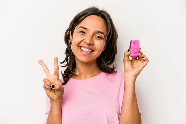 Junge Hispanische Frau Mit Autoschlüssel Auf Weißem Hintergrund Zeigt Nummer — Stockfoto