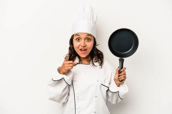 Mladý Hispánský Kuchař Žena Izolované Bílém Pozadí Nápadem Inspirace Koncepce — Stock fotografie