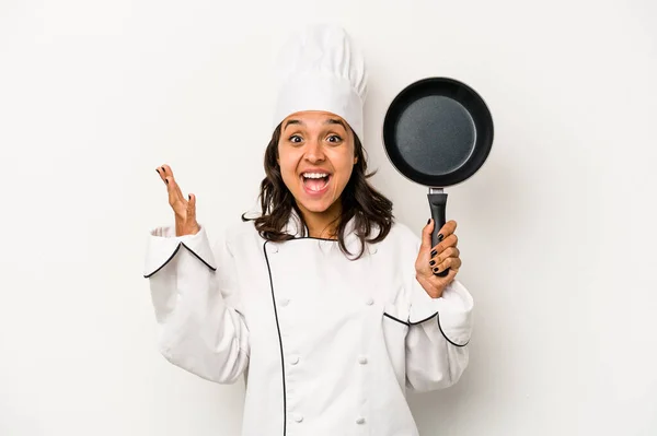 Jovem Chef Hispânico Mulher Isolada Fundo Branco Recebendo Uma Agradável — Fotografia de Stock