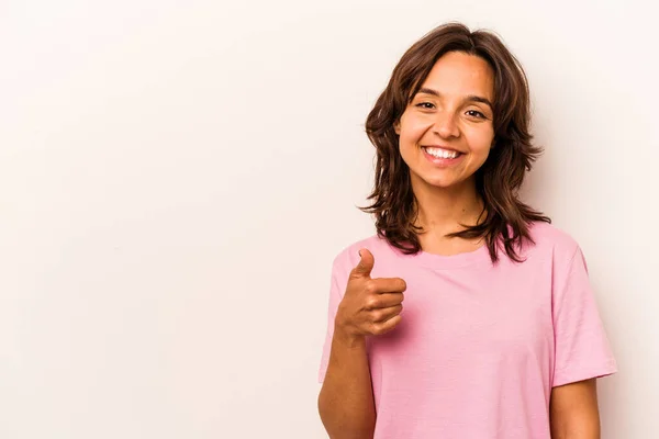 Jonge Hispanic Vrouw Geïsoleerd Witte Achtergrond Glimlachen Het Verhogen Van — Stockfoto