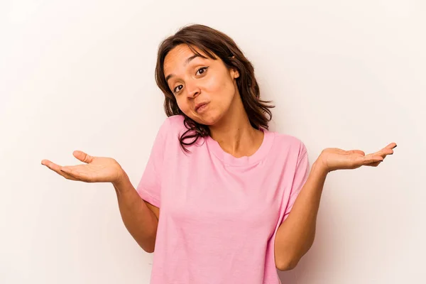 Jonge Spaanse Vrouw Geïsoleerd Witte Achtergrond Twijfelen Schouders Ophalen Ondervraging — Stockfoto