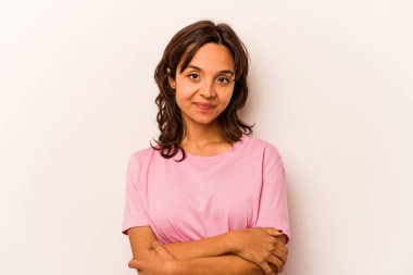 Beyaz arka planda kendini güvende hisseden, kararlılıkla kollarını kavuşturan genç İspanyol kadın..
