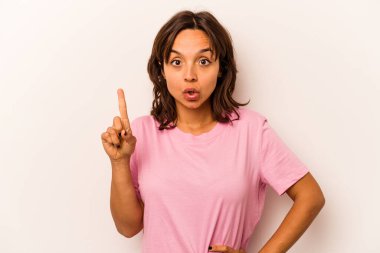 Beyaz arka planda izole edilmiş genç İspanyol bir kadının harika bir fikri var, yaratıcılık kavramı..