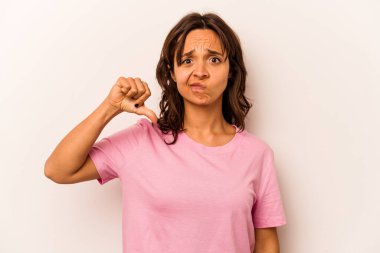 Beyaz arka planda izole edilmiş genç İspanyol bir kadın hoşlanmadığı bir hareket gösteriyor. Anlaşmazlık konsepti.