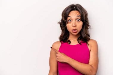 Beyaz arka planda izole edilmiş genç İspanyol kadın...
