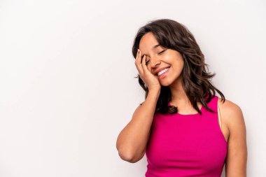 Beyaz arka planda izole edilmiş genç İspanyol kadın güler, kaygısız, doğal duygular.