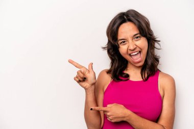 Beyaz arka planda izole edilmiş genç İspanyol kadın işaret parmaklarıyla fotokopi alanını işaret ederek heyecan ve arzusunu ifade ediyor..