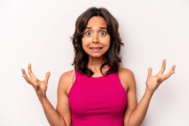 Beyaz arka planda izole edilmiş genç İspanyol kadın gökyüzüne haykırıyor, yukarı bakıyor, hayal kırıklığına uğramış..