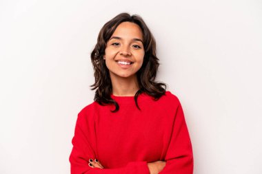 Beyaz arka planda kendini güvende hisseden, kararlılıkla kollarını kavuşturan genç İspanyol kadın..