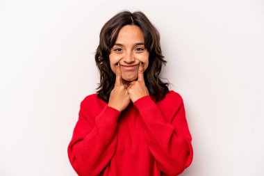 Latin kökenli genç bir kadın beyaz arka planda izole edilmiş iki seçenek arasında şüphe duyuyor..