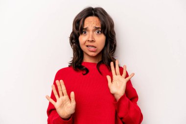 Beyaz arka planda izole edilmiş genç İspanyol kadın yakın bir tehlike nedeniyle şoka uğruyor.