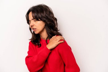 Beyaz arka planda izole edilmiş genç İspanyol kadın omuz ağrısı çekiyor..