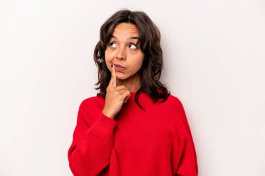 Latin kökenli genç bir kadın, beyaz arka planda izole edilmiş. Bir strateji planlıyor, bir iş yolu düşünüyor..