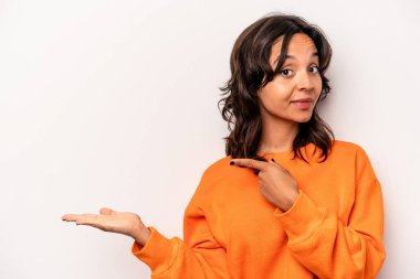 Beyaz arka planda izole edilmiş genç İspanyol bir kadın..