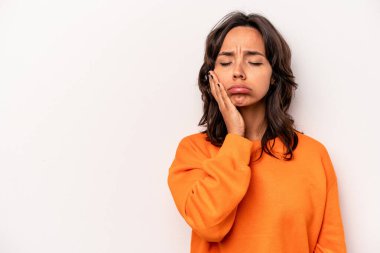 Beyaz arka planda izole edilmiş genç İspanyol kadın üzgün ve dalgın hissediyor, kopyalama alanına bakıyor..