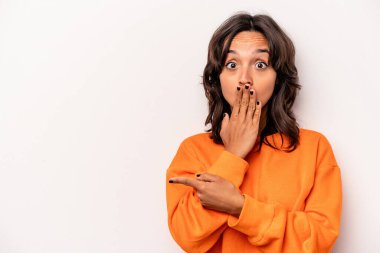 Beyaz arka planda izole edilmiş genç İspanyol kadın...