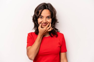 Latin kökenli genç bir kadın beyaz arka planda izole edilmiş iki seçenek arasında şüphe duyuyor..