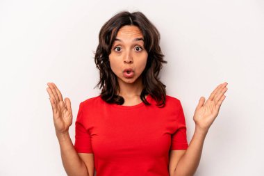 Beyaz arka planda izole edilmiş genç İspanyol kadının bir fikri, ilham konsepti var..