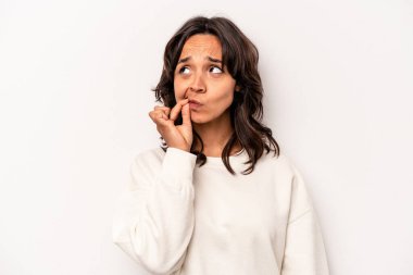 Beyaz arka planda izole edilmiş genç İspanyol kadın parmakları dudaklarında bir sır saklıyor..