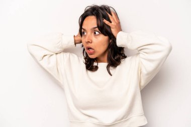 Beyaz arka planda izole edilmiş genç İspanyol kadın çığlık atıyor, çok heyecanlı, tutkulu, bir şeyden memnun..