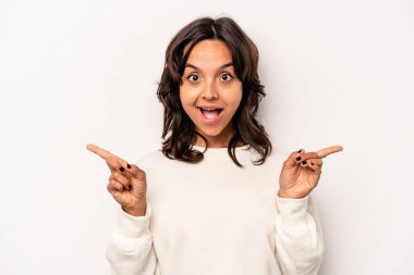 Beyaz arka planda izole edilmiş genç İspanyol kadın farklı kopya alanlarını gösteriyor, birini seçiyor, parmaklarıyla gösteriyor..