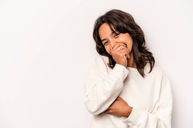 Beyaz arka planda izole edilmiş genç İspanyol kadın güler, kaygısız, doğal duygular.