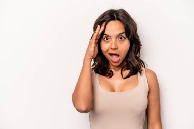 Beyaz arka planda izole edilmiş genç İspanyol kadın yüksek sesle bağırıyor, gözleri açık ve elleri gergin tutuyor..