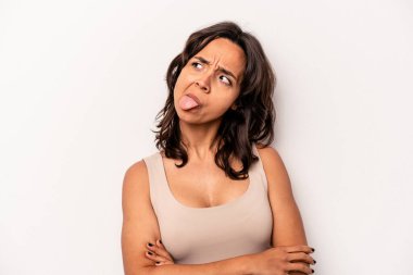 Beyaz arka planda izole edilmiş genç bir İspanyol kadın. Komik ve dost canlısı bir dil uzatıyor..