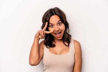 Genç İspanyol kadın beyaz arka planda yalnız dans ediyor ve eğleniyor..