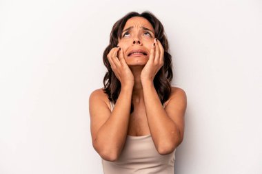 Beyaz arka planda yalnız kalmış, ağlayan ve sızlanan genç bir İspanyol kadın..