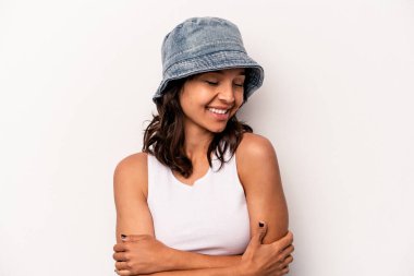 Beyaz arka planda yalnız yaşayan genç İspanyol kadın gülüyor ve eğleniyor..