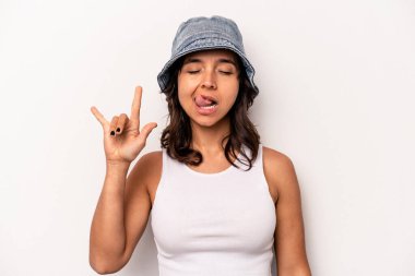 Beyaz arka planda izole edilmiş genç İspanyol kadın parmaklarıyla taş hareketi gösteriyor.