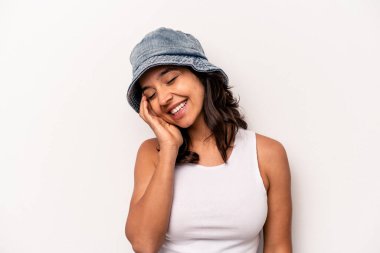 Beyaz arka planda izole edilmiş genç İspanyol kadın neşeli bir şekilde gülüyor. Mutluluk kavramı.