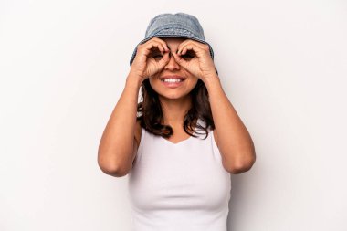 Beyaz arka planda izole edilmiş genç İspanyol kadın gözlerinde sorun olmadığını gösteriyor.