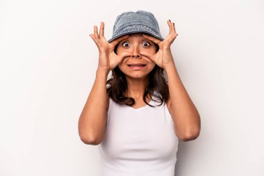 Beyaz arka planda izole edilmiş genç İspanyol kadın bir başarı fırsatı bulmak için gözlerini açık tutuyor..