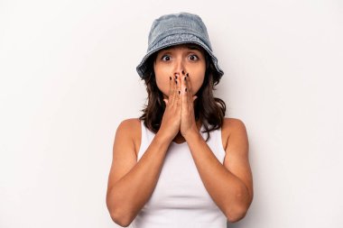 Beyaz arka planda izole edilmiş genç İspanyol kadın elleri endişeli bir şekilde ağzı örtüyor..