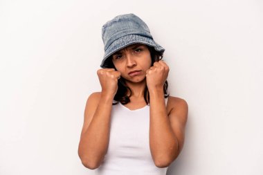 Beyaz arka planda izole edilmiş genç İspanyol kadın bir tartışma yüzünden yumruk, öfke, kavga ve boks atıyor..