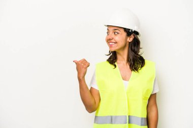 Latin kökenli genç bir kadın, beyaz arka plan noktalarına izole edilmiş, başparmak uzakta, gülen ve kaygısız..