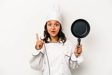 Beyaz arka planda izole edilmiş genç İspanyol aşçı kadının harika bir fikri var, yaratıcılık kavramı..