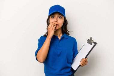 Beyaz arka planda izole edilmiş, tırnak yiyen, gergin ve endişeli genç İspanyol kadın teslimatçısı..