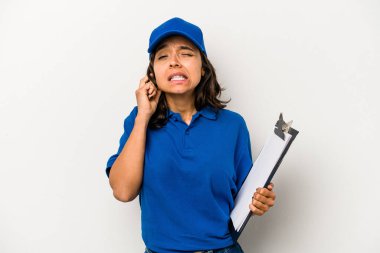 Genç İspanyol kadın teslimatçı, beyaz arka planda izole edilmiş kulakları elleriyle kapatıyor..