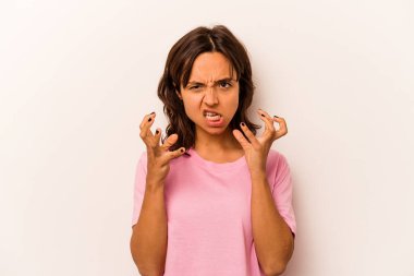 Beyaz arka planda izole edilmiş genç İspanyol kadın gergin elleriyle çığlık atıyor..