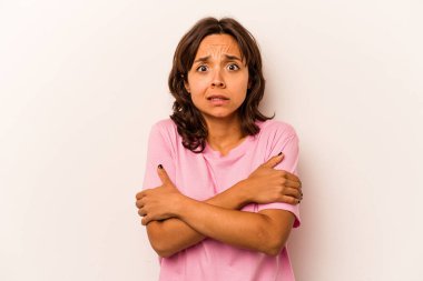 Beyaz arka planda izole edilmiş genç İspanyol kadın düşük ateş ya da hastalık yüzünden soğuyor..