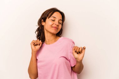 Genç İspanyol kadın beyaz arka planda yalnız dans ediyor ve eğleniyor..