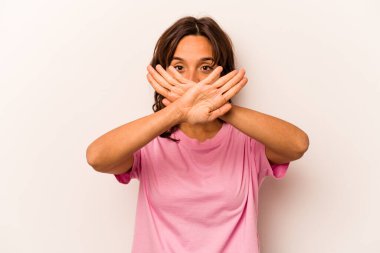 Beyaz arka planda izole edilmiş genç İspanyol bir kadın inkar jesti yapıyor.